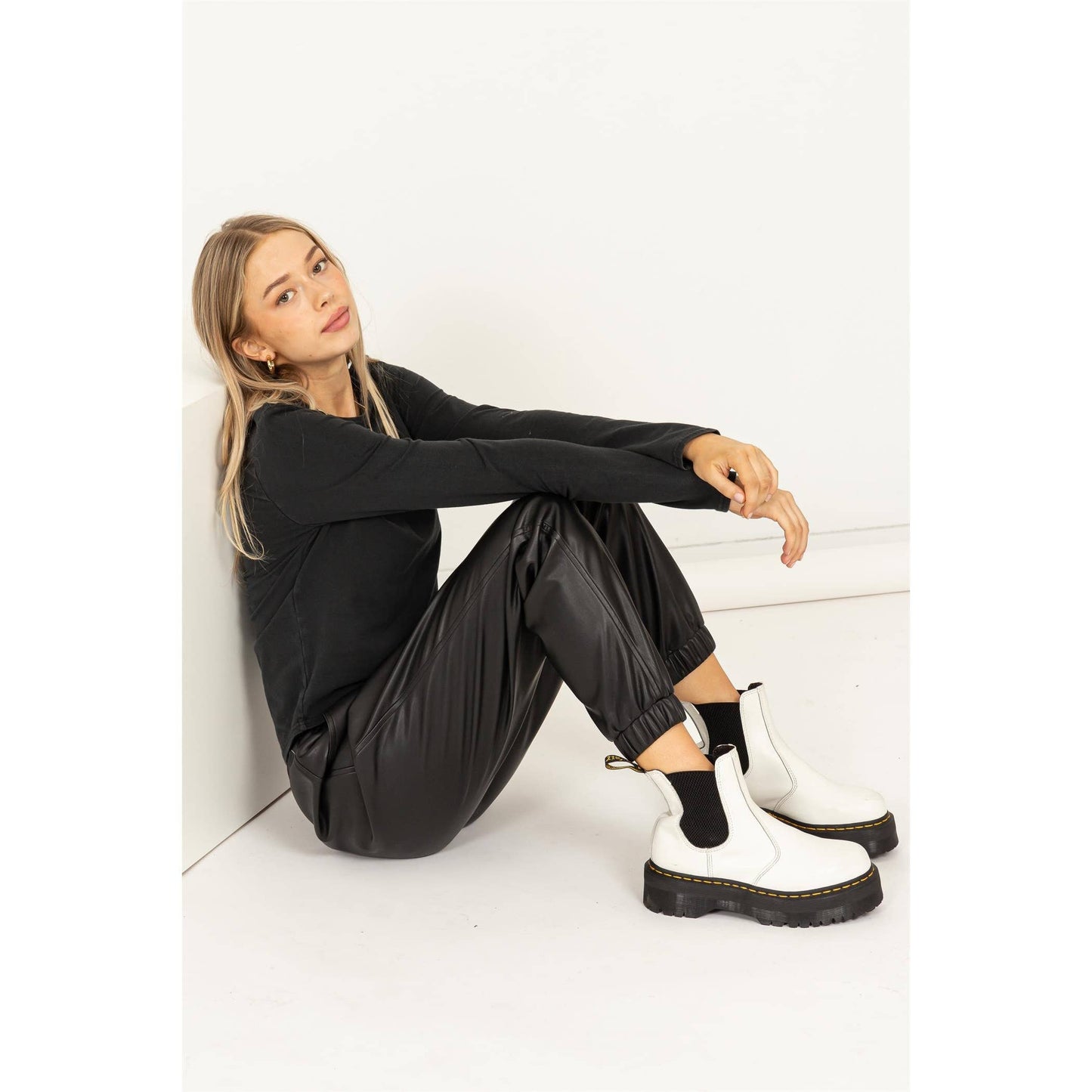 LEATHER DRAWSTRING HIGH-WAISTED JOGGER PANTS: BLACK / M