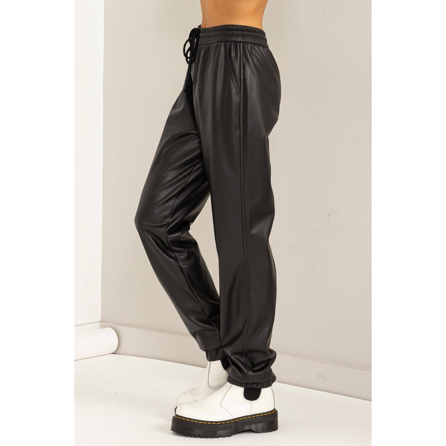 LEATHER DRAWSTRING HIGH-WAISTED JOGGER PANTS: BLACK / M