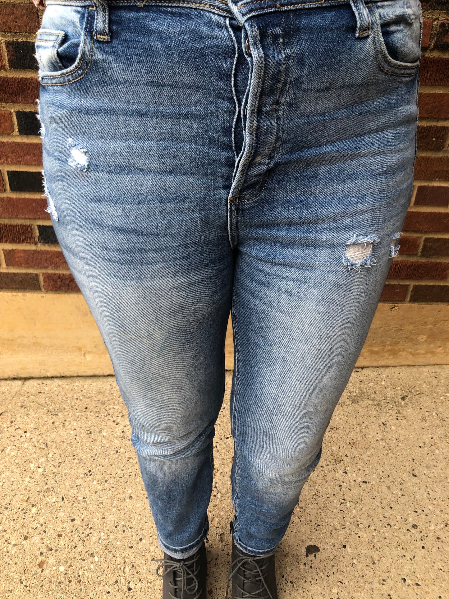 CELLO- High Rise Mom Skinny