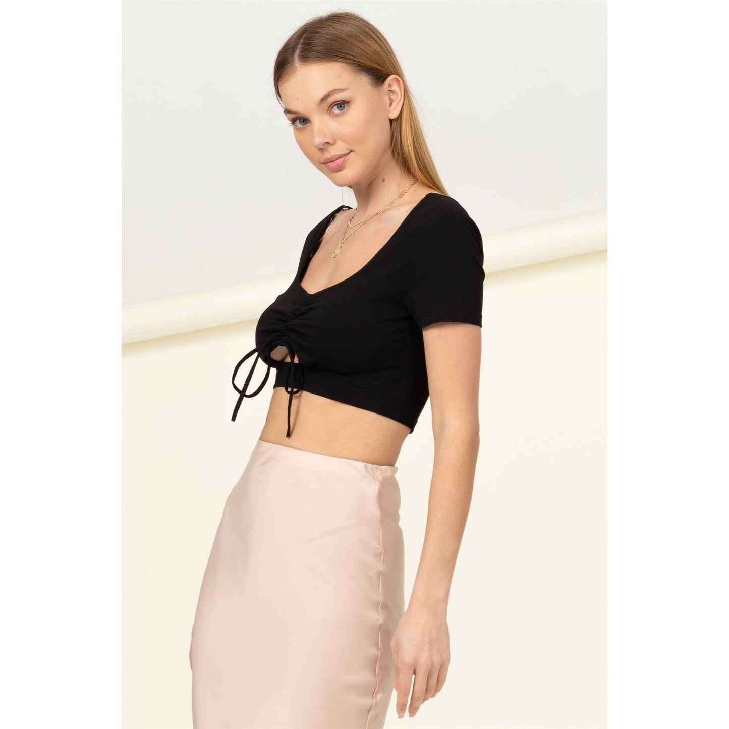 HF22F077-RUCHED CUTOUT CROP TOP: BLACK / L